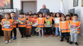 Başkan Özel minik öğrencileri ağırladı