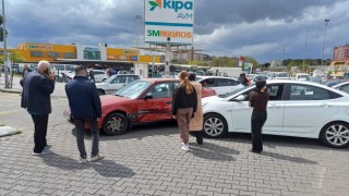 Çarpıştığı aracın kapısına plakası saplandı