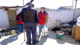Kuyucak Belediyesi'nden ihtiyaç sahiplerine gıda yardımı
