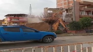 Nazilli’de Toprak Kaymasının Ardından Hasarlı Bina Yıkılıyor