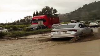 Söke’de sağanak yağış etkili oldu, karayolu çamurla kaplandı