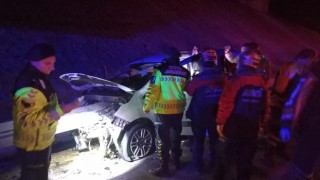 Ticari araç bariyere ok gibi saplandı: 4 yaralı