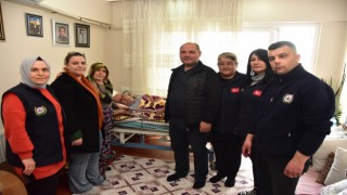 Yaşlı kadının yardımına Başkan Kaya yetişti