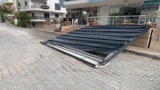 Fırtınanın uçurduğu tentenin altında kalmaktan saniyelerle kurtuldu