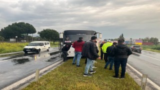 İşçi taşıyan servis aracı orta refüje çıktı