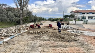 Karacasu’da yol ve kaldırım çalışmaları hız kesmeden devam ediyor