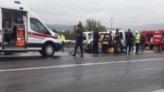 Karşı yönden gelen iki araç kafa kafaya çarpıştı: 4 yaralı