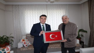 Kaymakam Gündoğdu şehit ailelerine Türk Bayrağı takdim etti