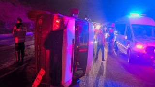 Kontrolden çıkan minibüs takla attı: 1 ölü, 10 yaralı