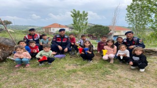 Öğrenciler fidanları jandarma ile birlikte toprakla buluşturdu