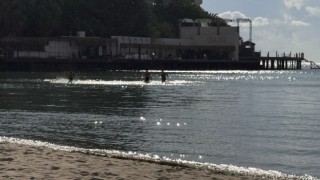 Yağmurlu havada deniz keyfi yaptılar