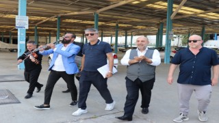 Böyle tepki görülmedi, mahkeme kararını davul zurnayla belediyeye teslim etti