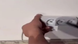 Evini aparta çevirip, prizlere gizli kamera yerleştirdi