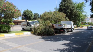 Hakimiyeti kaybolan minibüs refüjde asılı kaldı