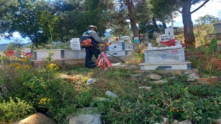 Karacasu'da mezarlıklar temizleniyor