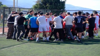 KARACASU'DA YUMRUKLAR VE KARTLAR HAVADA UÇUŞTU