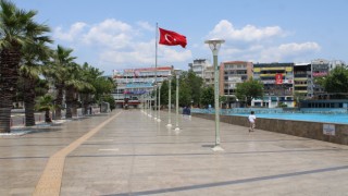 Bayramın ilk günü sıcak hava ile birlikte sokaklar boş kaldı