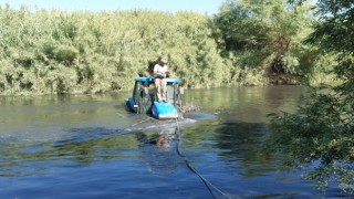 Büyük Menderes'te traktörü ile mahsur kalan çiftçi kurtarıldı