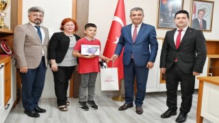 İOKBS Türkiye Birincisi Yahya Kaan Sönmezler’den İl Milli Eğitim Müdürü’ne Ziyaret