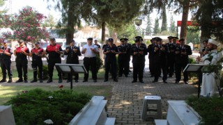 Jandarma, şehitleri kabri başında andı