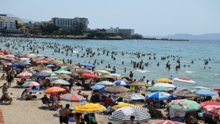 Kuşadası'nda plajlarda bayram yoğunluğu