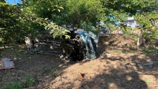 Otomobil yol kenarındaki tarlaya girip yan yattı: 4 yaralı