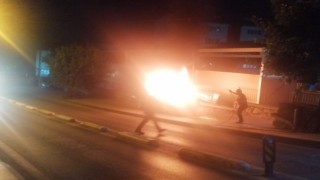 Park halindeki otomobil alevlere teslim oldu