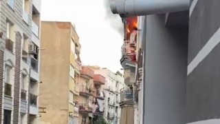 Alevlerin yükseldiği ev kullanılamaz hale geldi