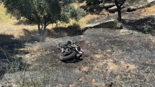 Kaza sonrası çıkan yangın, yol kenarına bırakılan su bidonlarıyla söndürüldü
