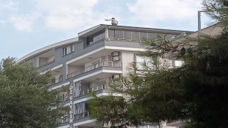 Didim’de çatıya çıkan şahsı polis ikna etti