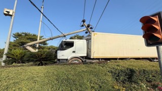 Freni tutmayan kamyon beton direği ikiye böldü