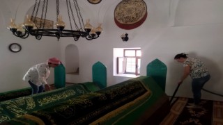 Karacasu’daki türbeler temizlendi