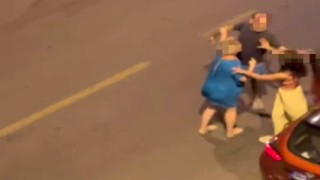 Kuşadası’nda ilginç kavga, 2 kadın bir erkek mahalleyi ayağa kaldırdı