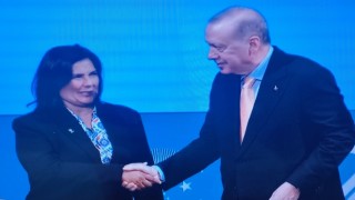 Özlem Çerçioğlu, AK Parti rozetini taktı