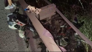 Paramparça olan motosikletin sürücüsü hatsaneye kaldırıldı