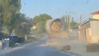 Saman yüklü kamyonun tehlikeli yolculuğu kamerada