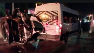 Söke’de servis minibüsü ile otomobil çarpıştı: 3 yaralı