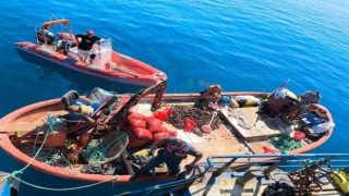 Kaçak avlanan 600 kilo midye tekrar denize bırakıldı