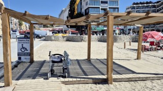 Kuşadası'nda engelli bireyleri güneşten koruyan gölgeliklere zarar verildi