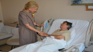 Nazilli Kaymakamı Huriye Küpeli Kan, Gazeteci Bahattin Albayrak’ı Hastanede Ziyaret Etti