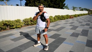 Türkiye'yi dünyaya tanıtmak için başladığı 5 bin kilometrelik ultra maratonda 6'ıncı durağı Kuşadası oldu