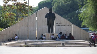 Aydın'da ilginç manzara: Okul yemekhanesine alınmayan öğrenciler öğle yemeğini sokakta yemek zorunda kalıyor