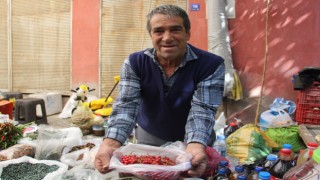 Sonbaharın kırmızısı kızılcık pazar tezgahlarında