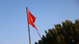 Yırtılan Türk bayrağı değiştirileceği günü bekliyor