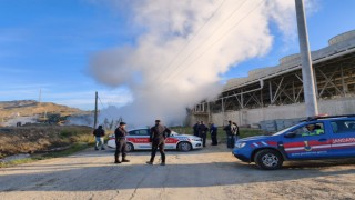 Jeotermal akışkan iletim hattı patladı: 170 derecelik su çevreye yayıldı