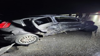 Bariyere vurup savrulan araca çarptı: 4 yaralı