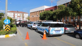 Boşanma duruşmasından çıktı, eşini sırtından bıçakladı