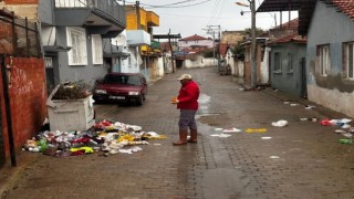 Çöp konteynerleri ilçe kanalına atıldı, belediye hukuki süreç başlatacak