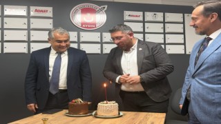 Rektör Bülent Kent’ten Başkan Özmen’e Doğum Günü Sürprizi