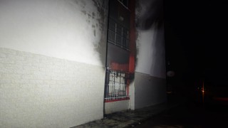 Tahliye edilen okulda çıkan yangın panikletti